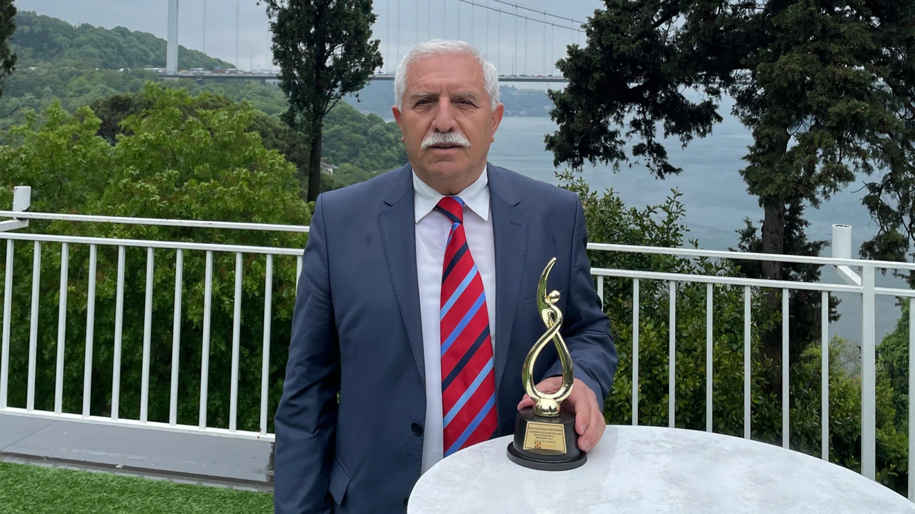 Selçuk Üniversitesi Öğretim Üyesi Güntürkün’e  “Yılın Akademik Altın Kalem Ödülü”